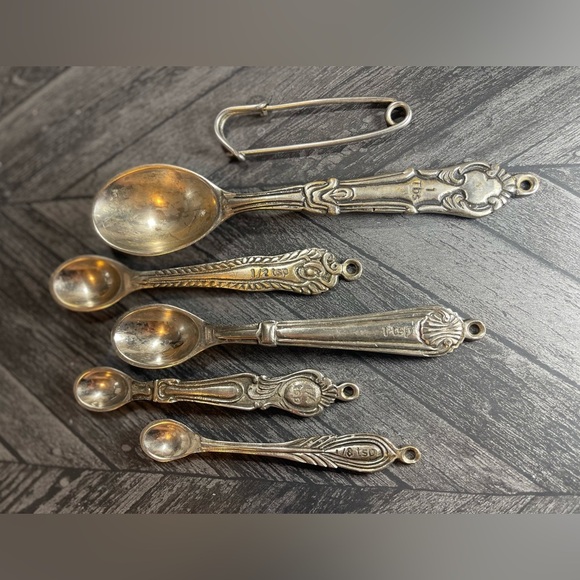 Country Kitchen ANTHROPOLOGIE 5 Piece Measuring Spoon Set on Safety Pin Holder - Picture 4 of 11